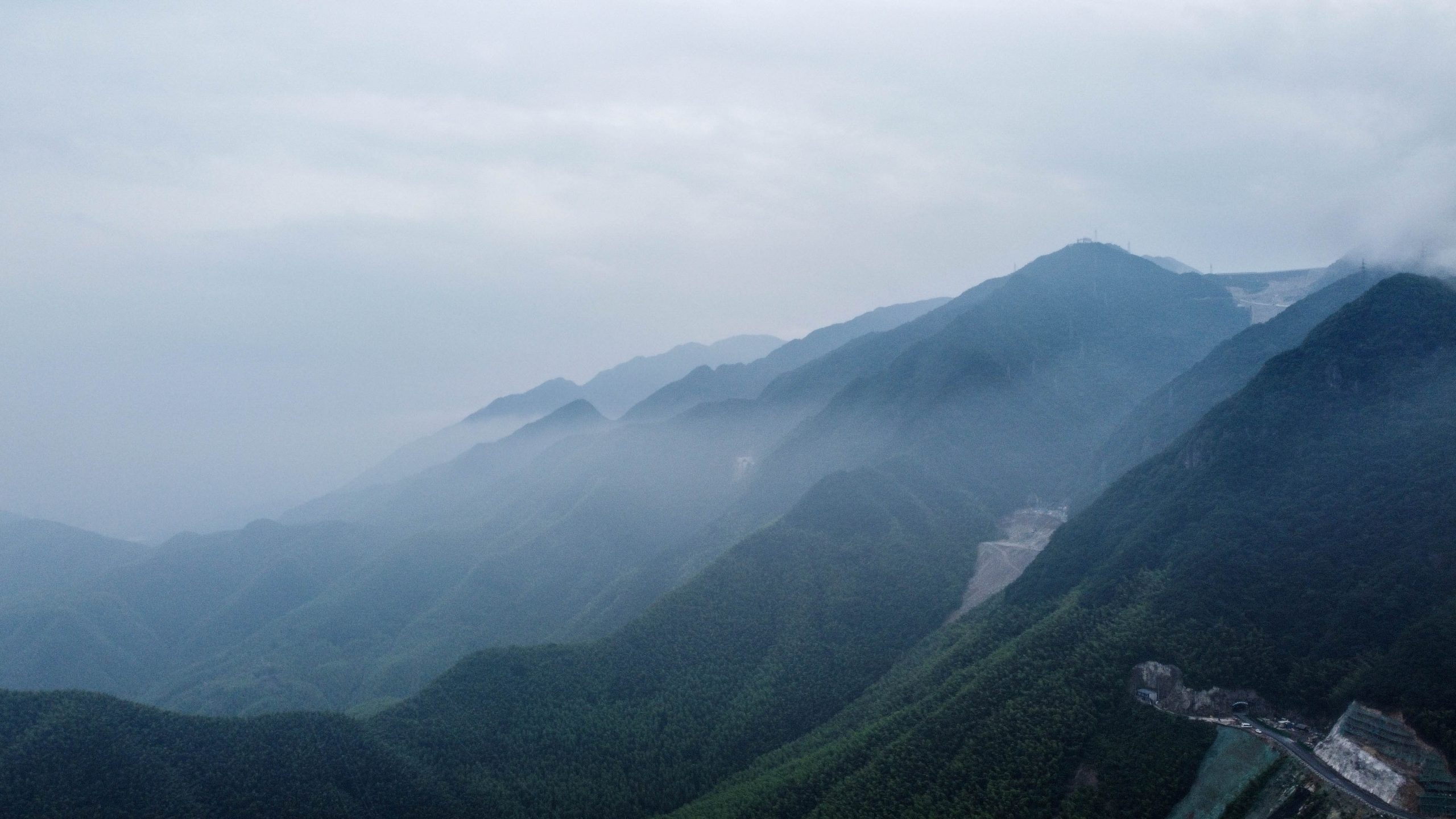 大山，深处。 1