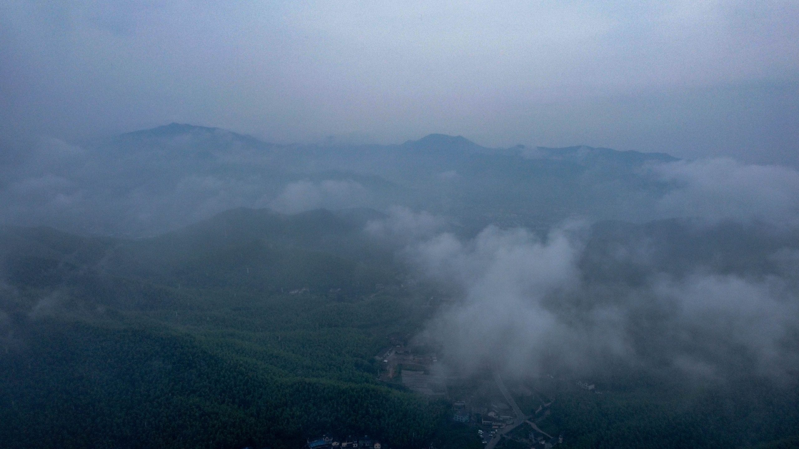 大山，深处。 2